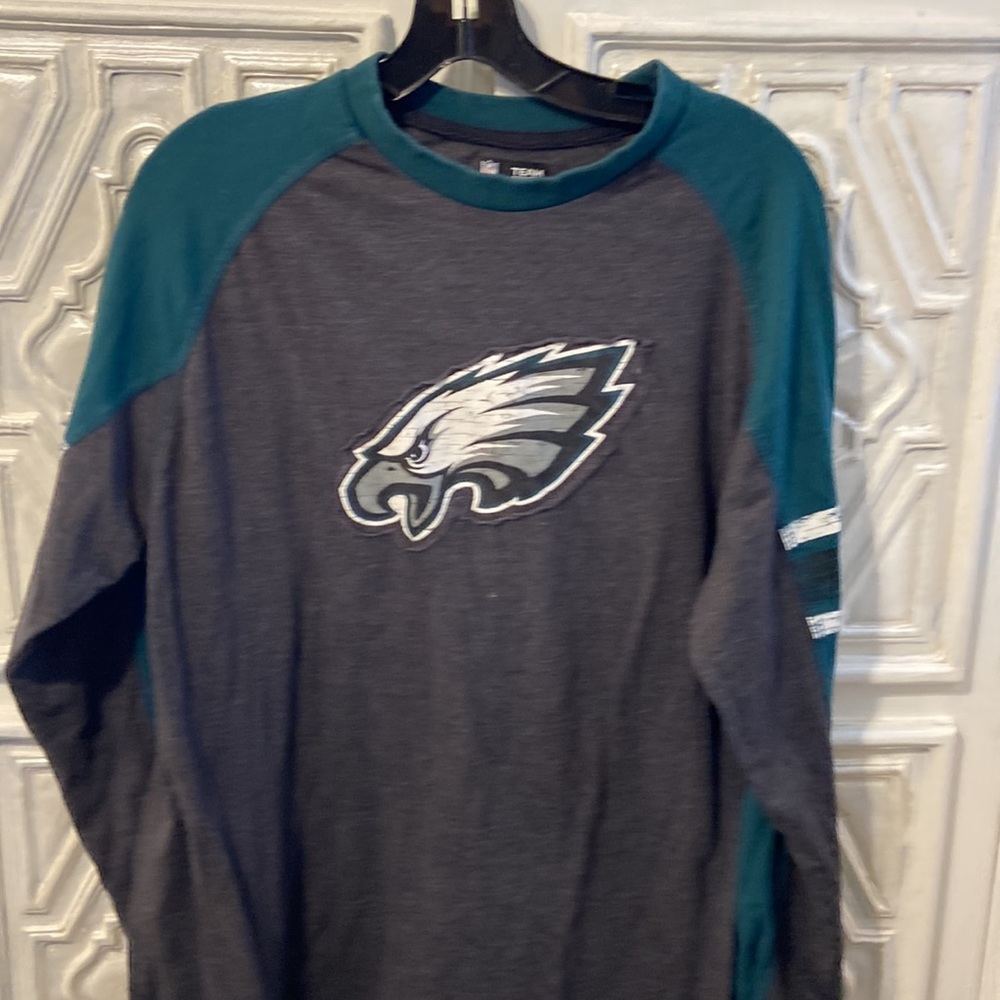 Men’s Eagles shirt